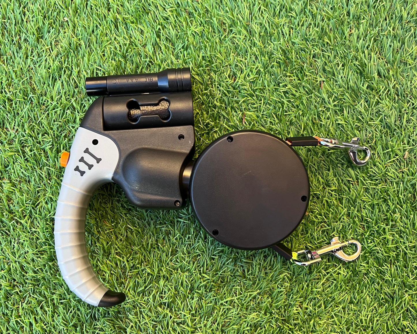 "Correa Retráctil Doble 360° con Linterna LED"